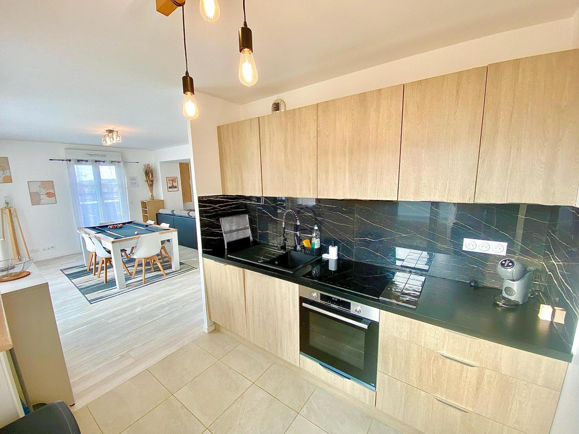 Le Prestige Terrasse-cocon Familial Cosy, Billard & Jacuzzi Avec Vue Sur Paris Appartement Le Blanc-Mesnil