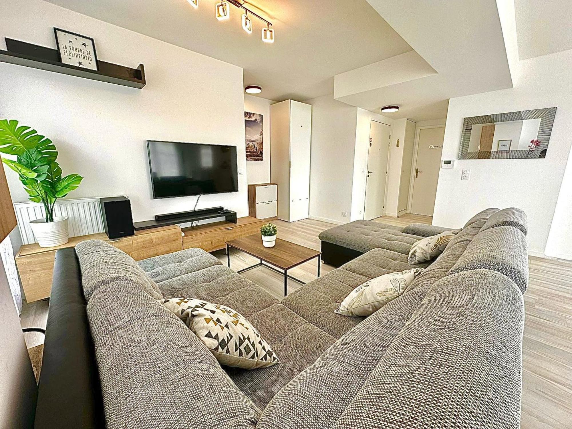 Le Prestige Terrasse-cocon Familial Cosy, Billard & Jacuzzi Avec Vue Sur Paris Appartement Le Blanc-Mesnil