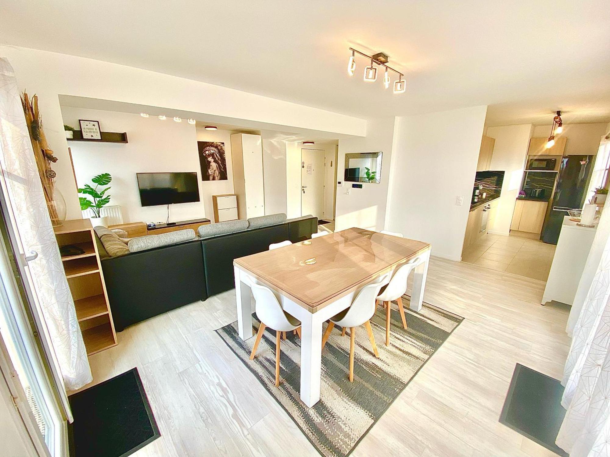 Appartement Le Prestige Terrasse-cocon Familial Cosy, Billard & Jacuzzi Avec Vue Sur Paris Le Blanc-Mesnil