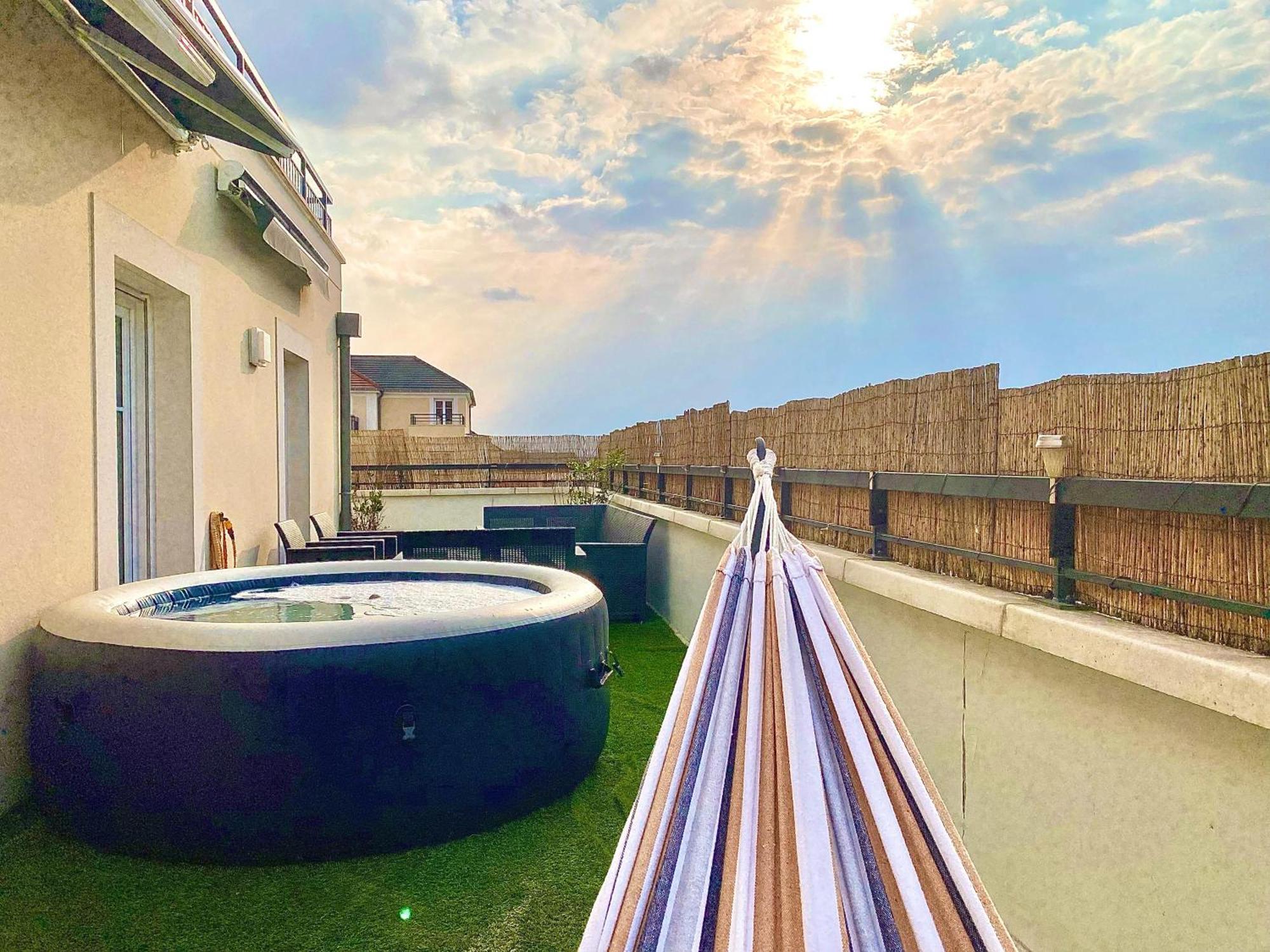 Le Prestige Terrasse-cocon Familial Cosy, Billard & Jacuzzi Avec Vue Sur Paris Le Blanc-Mesnil
