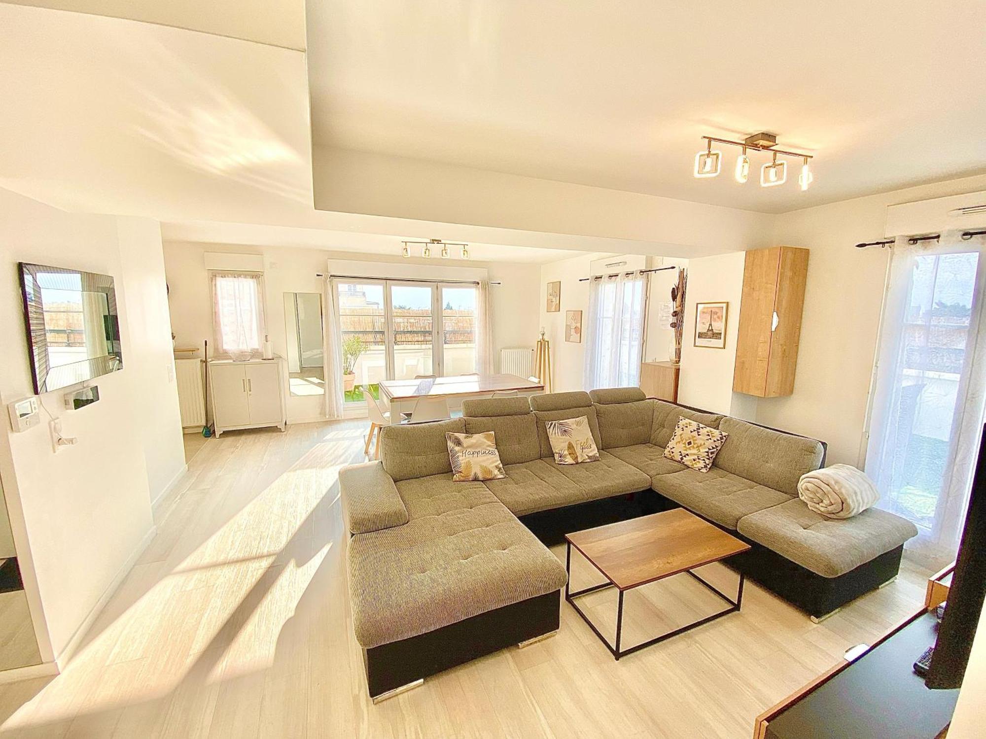 Le Prestige Terrasse-cocon Familial Cosy, Billard & Jacuzzi Avec Vue Sur Paris Appartement Le Blanc-Mesnil