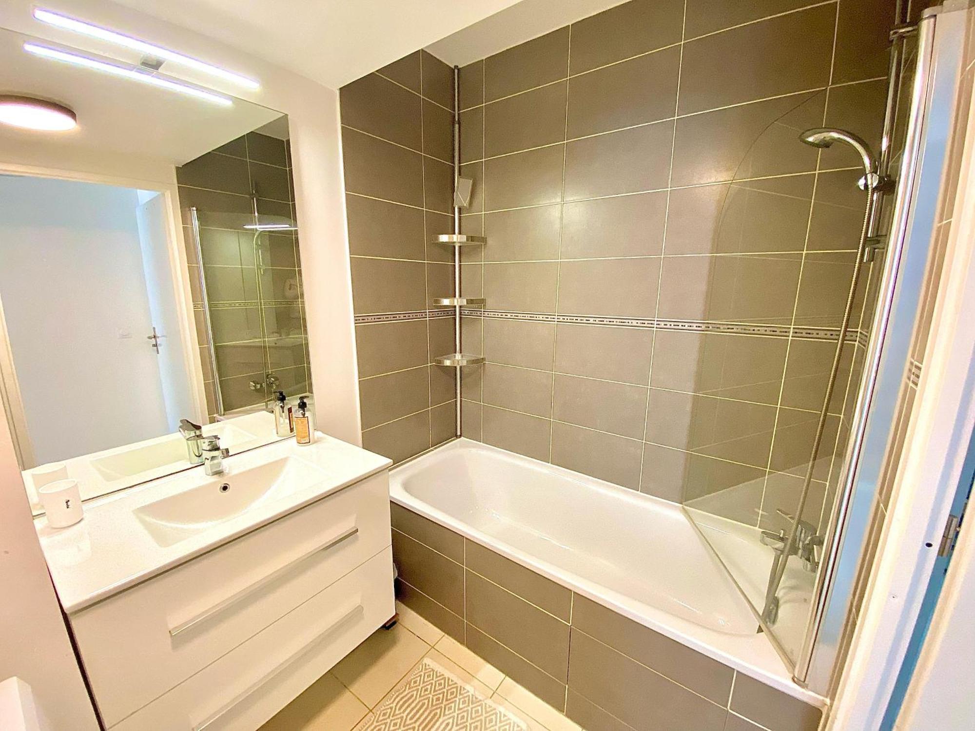 Le Prestige Terrasse-cocon Familial Cosy, Billard & Jacuzzi Avec Vue Sur Paris Appartement