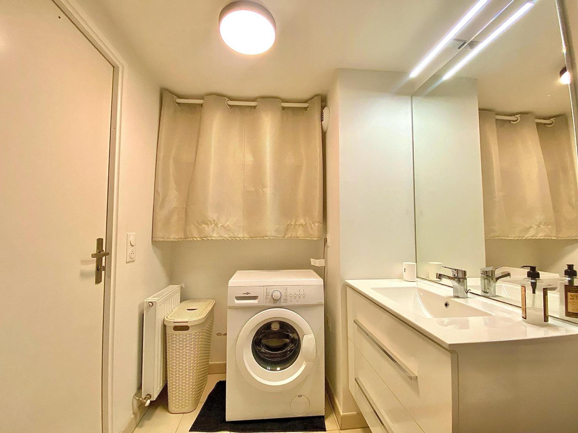Appartement Le Prestige Terrasse-cocon Familial Cosy, Billard & Jacuzzi Avec Vue Sur Paris Le Blanc-Mesnil